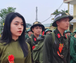 Nữ tân binh xinh đẹp lên đường nhập ngũ khiến dân mạng truy lùng danh tính: Bỏ việc ổn định để tòng quân
