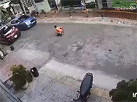 Bất ngờ lao ra đường với chiếc xe đồ chơi, bé trai gặp tai nạn khi rơi trúng điểm mù ôtô con