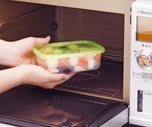 Đồ ăn cho vào lò vi sóng nên đóng hay mở nắp? Thì ra bấy lâu nay rất nhiều người làm sai