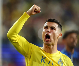 Rực rỡ Ronaldo 39 tuổi: Ghi bàn 8 trận liên tiếp, đáp trả fan đối thủ