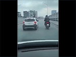 Đánh lại 2 người đi SH, tạt đầu ở đường trên cao, tài xế ô tô có phạm tội?