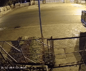 Clip: Nữ công nhân đang quét rác bị xe máy tông chấn thương sọ não