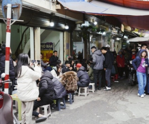 Hàng phở hot nhất Hà Nội lúc này: Sáng nào cũng đông nghịt, chờ 30 phút mới được ăn nhưng vẫn nườm nượp khách