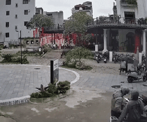 Phẫn nộ: Nhân viên bảo vệ quán cà phê bị khách vác ghế hành hung vì... đưa vé xe số 49