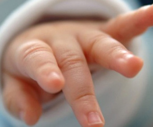 Người phụ nữ ném thẳng cô con gái 5 tháng tuổi từ tầng ba xuống đất vì giận bạn trai