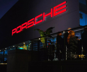 Nam thanh niên bị bắt vì cố gắng mua Porsche bằng tờ ngân phiếu gần 2.000 tỷ