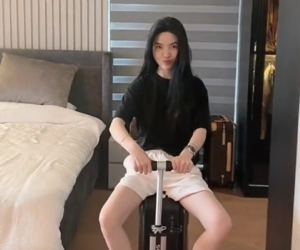 Lộ không gian phòng ngủ của Quang Hải và Chu Thanh Huyền qua khoảnh khắc chàng cầu thủ chải tóc cho vợ