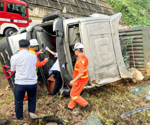 Xe đầu kéo lật trên cao tốc, tài xế tử vong