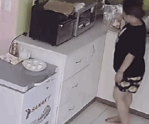 Nhà sau Tết xuất hiện mùi lạ, gia chủ tá hỏa phát hiện nguyên nhân: Một thứ trong bếp bị rút điện nhầm!
