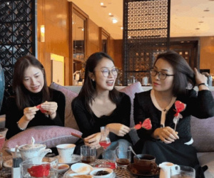 Khánh Vy để lộ khoảnh khắc quẹt thẻ đen, làm 'phú bà' đưa chị gái đi shopping: Thích là mua, không cần sale hay nhìn giá!