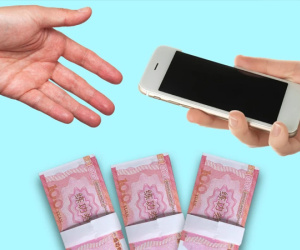 Trả lại điện thoại cho người chủ nhân, cô gái không ngờ nhận được phong bì ‘hậu tạ’ chứa tiền giả