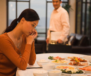 Chê cơm vợ nấu, chồng hở ra là đòi đi ăn mì, vợ sinh nghi đem kiểm tra phát hiện bí mật chấn động