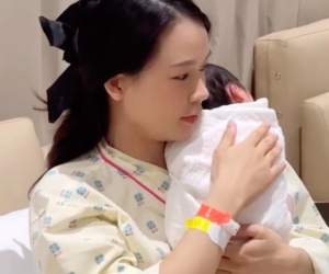 Sam kể quá trình sinh 2 nhóc tỳ: Bật khóc nức nở vì đau, không cho chồng vào phòng sinh vì lý do này?