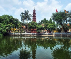 Loạt đền chùa cổ phải ghé thăm trên con đường 'lãng mạn nhất Hà Nội'