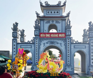 Tạm đình chỉ 2 người nghi ‘biển thủ’ tiền công đức ở đền ông Hoàng Mười