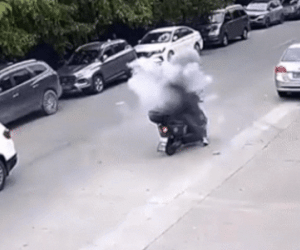 Clip: Pháo chở trên xe bất ngờ phát nổ, người đàn ông sợ hãi bỏ chạy