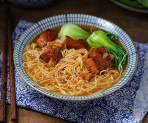 Hai mẹ con đi ăn mỳ bị chủ quán hét giá 6,8 triệu đồng/bát, lúc sau người bị cảnh sát bắt lại là bà mẹ