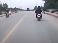 Hai thanh niên bốc đầu lạng lách trên đường và cái kết khiến cư dân mạng tán thưởng