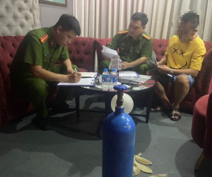 Quán bar ngụy trang bình 'bóng cười' trong các hộp gỗ trang trí để né kiểm tra