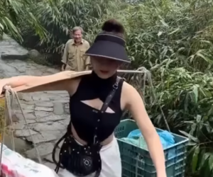 Hot girl xe tải bất ngờ xuất hiện phụ giúp người đàn ông thồ hàng trên núi Yên Tử nhưng dân mạng chỉ soi 1 chi tiết 'lạ'