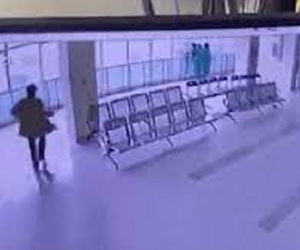 Vụ bảo vệ rơi từ tầng 7 khi ngăn bệnh nhân tự tử: Camera ghi lại khoảnh khắc thương tâm