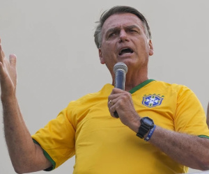 Cựu tổng thống Brazil bị điều tra vì 'quấy rầy cá voi'