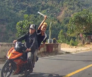 Triệu tập nhóm người vung mã tấu chém vào ôtô đang lưu thông trên đèo để quay clip