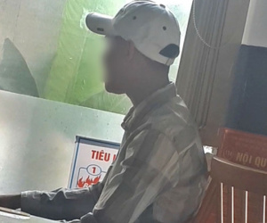 Giật mình gã 'thợ hồ' 'khoe hàng' sau 1 cuộc gọi, ra sức gạ gẫm quý bà