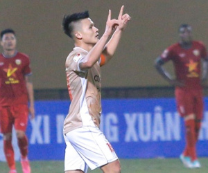 Vừa lập siêu phẩm cho CLB CAHN, Quang Hải bất ngờ 'nịnh' Chu Thanh Huyền ngay trên sóng truyền hình