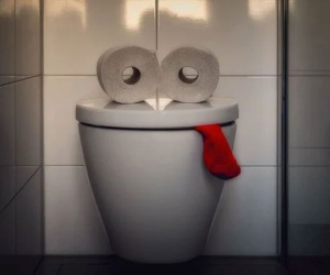 Cô gái trẻ nổi cáu vì hàng xóm xả toilet 100 lần/ngày: Lên 'hỏi thăm' thấy cảnh bên trong thì chết lặng