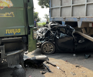Hà Nội: Ô tô con bẹp rúm, bị ép nằm dưới gầm ô tô tải sau va chạm liên hoàn, 3 người thương vong