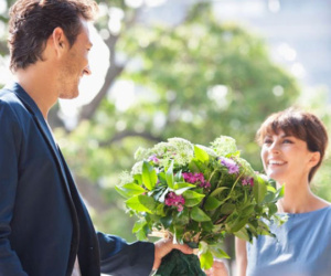 Ngày 8/3 nên tặng gì? Gợi ý những món quà tuy 'nhỏ nhưng có võ', giúp chồng ghi điểm tuyệt đối trong mắt vợ