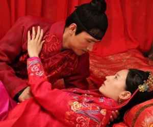 Tại sao thời xưa vợ cả phải chứng kiến đêm động phòng của chồng với vợ lẽ?
