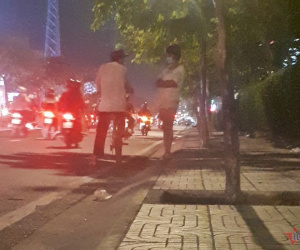 Nợ nần, gái làng chơi U70 đứng đường mỗi đêm, khoe 'mối ruột' toàn người trẻ