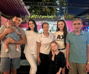 Vợ Tây của Bùi Tiến Dũng đau lòng khi bố chồng qua đời, chàng thủ môn nén đau thương trở lại tập luyện cùng HAGL