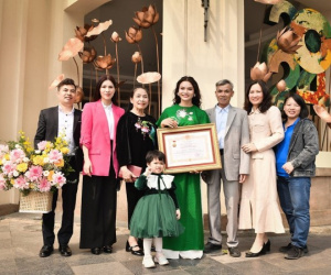 Gia đình vượt hơn 300km mừng ca sĩ trẻ nhất được phong tặng NSND