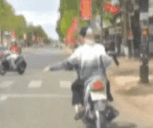 Công an xác minh clip 2 thiếu niên xách 'súng AK' vi vu trên đường