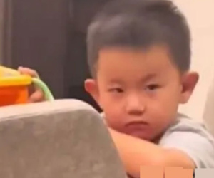 Mẹ sinh thêm em, cả nhà vây quanh đứa trẻ mới sinh đang khóc, ánh mắt buồn bã của bé trai ngồi một góc, ai cũng đau lòng