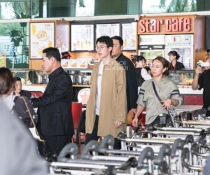 HOT: 'Thần chết' Lee Dong Wook đổ bộ Tân Sơn Nhất, visual tuổi 43 soái ngời ngời 'chấp' hết ống kính cam thường!