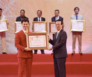 Xuân Bắc hạnh phúc ngập tràn, Lê Khanh đưa mẹ đi nhận danh hiệu NSƯT ở tuổi 85