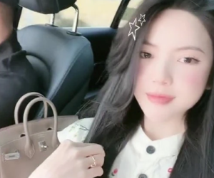 Chu Thanh Huyền xách túi hiệu, đi xe tiền tỷ của Quang Hải nhưng dân tình lại chú ý đến outfit 'đơn giản' đang mặc