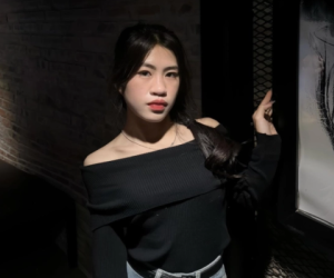 Xả vai 'cơn lốc đường biên' hotgirl bóng đá Thanh Nhã diện đồ táo bạo đi trà sữa
