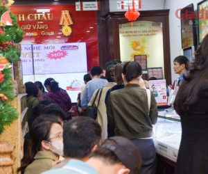 Giá vàng tăng cao chưa từng có, người dân xếp hàng dài chờ giao dịch