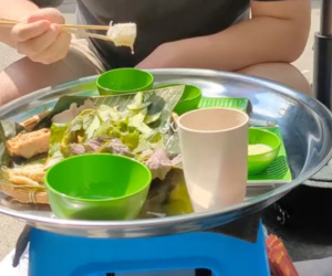 Bún đậu mắm tôm 800k/suất gây sốt tại New York: Khách ngồi ghế nhựa, ăn bún trong mẹt 'y chang' Việt Nam