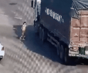 Clip: Đang đi bộ, người đàn ông bất ngờ lao vào gầm container