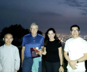 Điều gì diễn ra khi tỷ phú Bill Gates uống trà trên đỉnh Bàn Cờ?