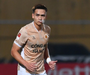 Trung vệ tuyển Việt Nam lên xe cấp cứu, nhập viện gấp sau pha va chạm tại V.League