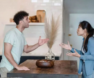 Nhìn bát cháo cháy khét đặt trước mặt, tôi lập tức gọi điện cho bố đến đón về, bất chấp lời xin lỗi của chồng