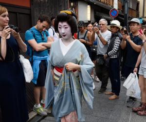 Cố đô Nhật bảo vệ geisha trước sự tấn công của khách du lịch