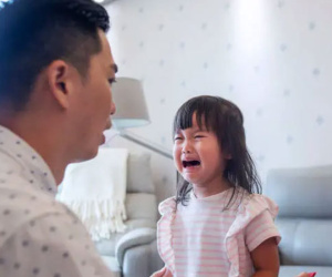 Con khóc lóc ăn vạ, cha mẹ hạng ba mắng mỏ, cha mẹ hạng hai chiều chuộng, cha mẹ hạng nhất làm điều này